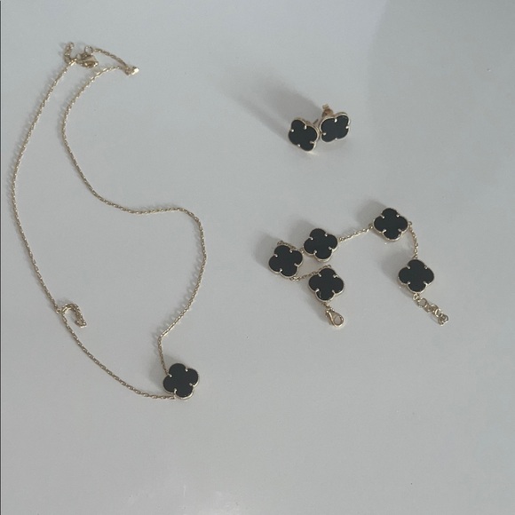 Elegant Black and Gold Clover Jewelry Set 14 k